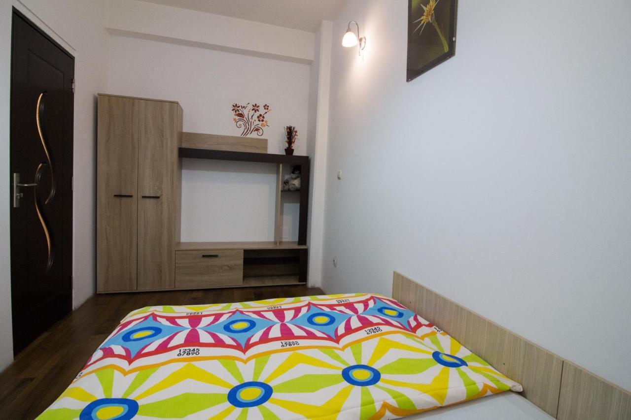 Intim Studio Flat Arad Bagian luar foto